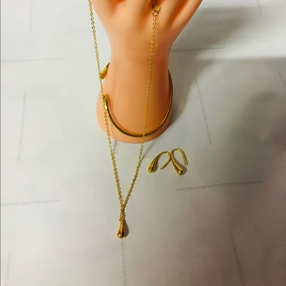 ❤️❤️ Beautiful Gifts 5Piece Jewelry Set Gold Color Plated Metal Color: Yellow - Picture 3 of 3